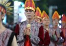 Kenakan Pakaian Adat Toba, Rico Waas  dan Ketua TP PKK Ikuti Karnaval Budaya APEKSI Surabaya