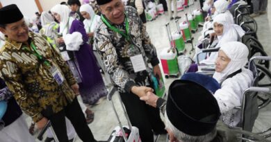 Lepas Kebarangkatan Kloter 11, Ketua PPIH Ahmad Qosbi Minta Jemaah Haji Perbanyak Doa dan Istighfar Lepas Kebarangkatan Kloter 11, Ketua PPIH Ahmad Qosbi Minta Jemaah Haji Perbanyak Doa dan Istighfar