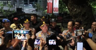 Kapolda Sumut Apresiasi Mahasiswa dan Ojol Gelar Unjuk Rasa Dengan Damai di DPRD Sumut Kapolda Sumut Apresiasi Mahasiswa dan Ojol Gelar Unjuk Rasa Dengan Damai di DPRD Sumut