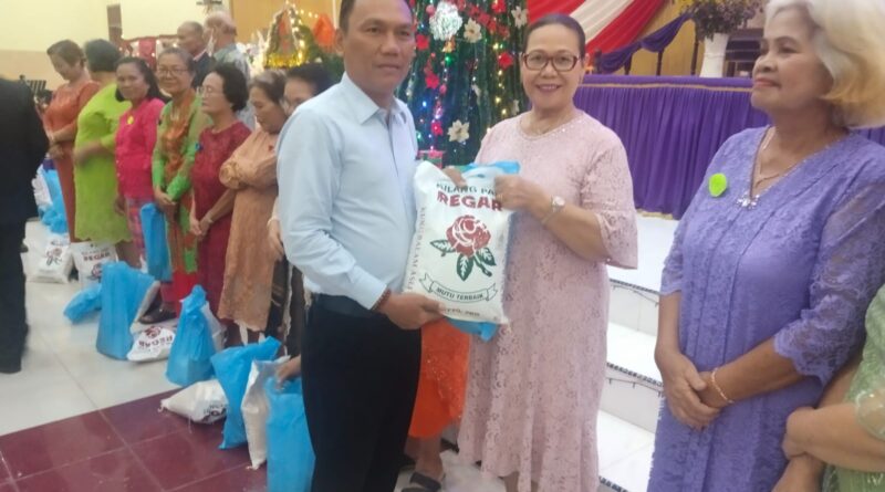 Berbagi Kasih Natal, SMSI Kota Medan Salurkan Sembako untuk Lansia, Janda, dan Korban Banjir di Helvetia
