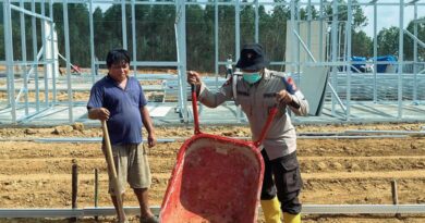 Brimob Sumut Turun Langsung Bantu Pembangunan Hunian Sementara Warga Sipirok Pascabencana