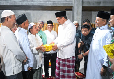Gubernur Sumut Bobby Nasution Sholat Tarawih Perdana di Lokasi Terdampak Bencana Tukka Tapteng
