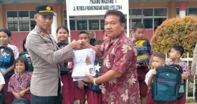 Kapolri Salurkan Ratusan Paket Perlengkapan Sekolah untuk Siswa Terdampak Bencana di Tapteng