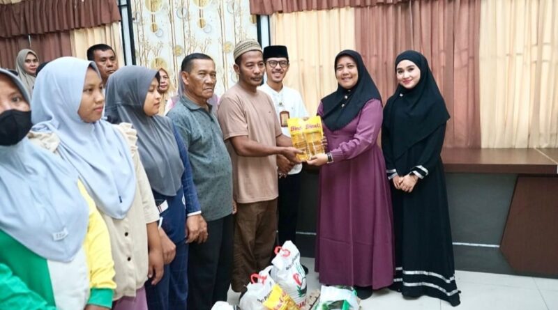 Ny. Endang Syah Afandin Salurkan 50 Paket Sembako Untuk Dhuafa Dan Anak Yatim