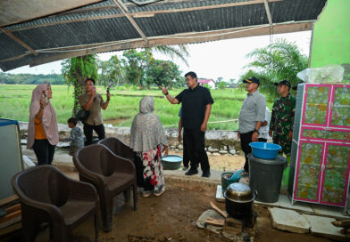 Gubernur Bobby Nasution Buka Puasa Perdana Ramadhan Bersama Warga di Hunian Korban Banjir Sorkam