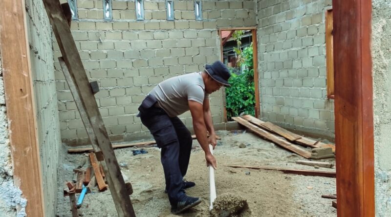 Gotong Royong yang Menguatkan: Brimob Hadir Membangun Rumah Warga Gotong Royong yang Menguatkan: Brimob Hadir Membangun Rumah Warga