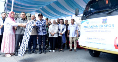 Wagubsu Bersama Mendag Lepas Ekspor 9 Ton Pisang Kepok Keling ke Malaysia Wagubsu Bersama Mendag Lepas Ekspor 9 Ton Pisang Kepok Keling ke Malaysia