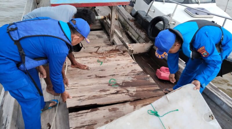 Jaga Keamanan Laut, Sat Polairud Polres Tanjung Balai Periksa Kapal Nelayan