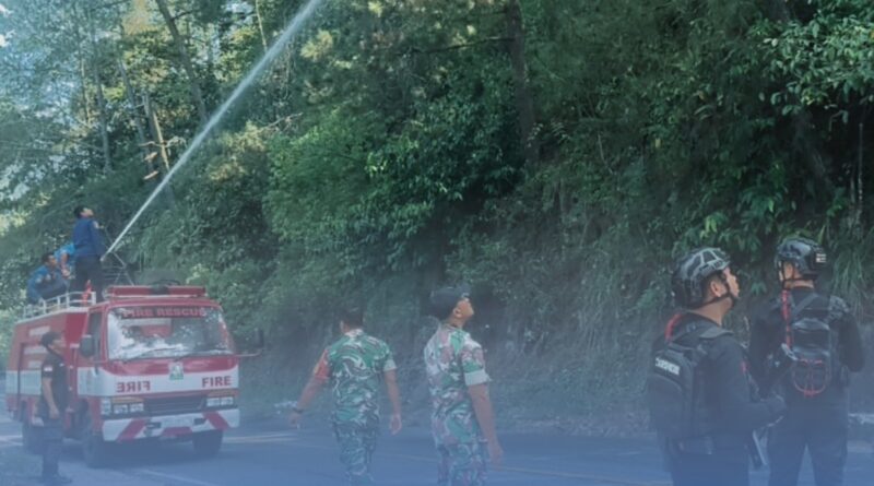 Sigap di Tengah Karhutla, Brimob Sumut Amankan Jalur Lintas Siborongborong–Parapat