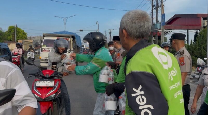 Biddokkes Polda Sumut Bagikan Takjil Gratis, Wujud Kepedulian di Bulan Ramadhan