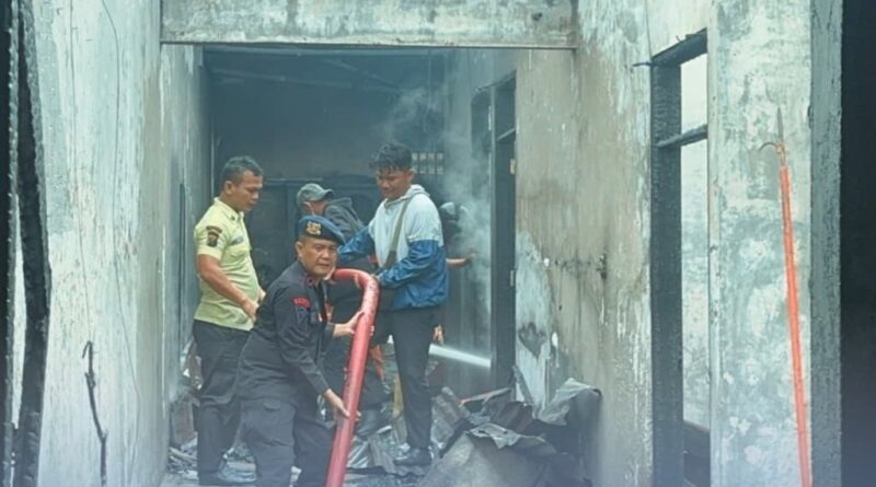Gerak Cepat Brimob Polda Sumut Bantu Padamkan Kebakaran di Pematangsiantar