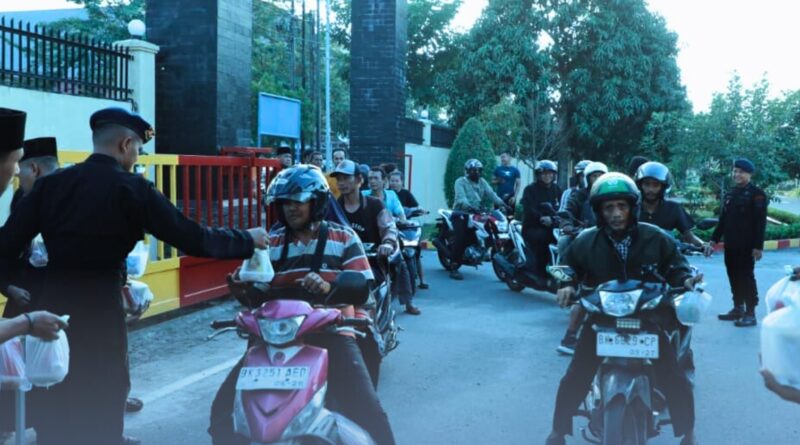 Brimob Sumut Berbagi Berkah Ramadhan, 200 Takjil Dibagikan untuk Pengendara di Sekitar Mako KE Lumi