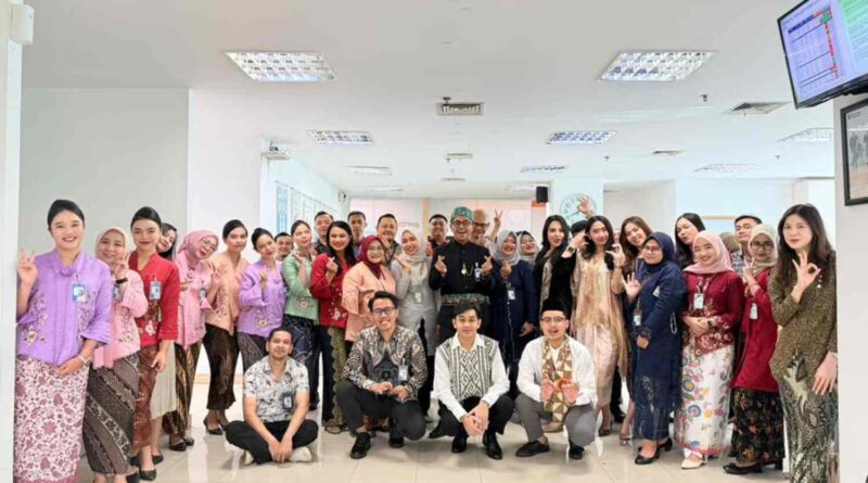 Peringati Hari Kartini, Pekerja Pria dan Wanita BRI Branch Office Segitiga Senen Kompak Kenakan Pakaian Nasional