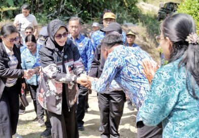 Berkunjung di Nagori Silou Huluan, Ketua TP KK Ny. Darmawaty Anton Achmad Saragih: Perempuan Harus Menjadi Motor Penggerak Ekonomi Keluarga