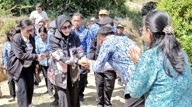 Berkunjung di Nagori Silou Huluan, Ketua TP KK Ny. Darmawaty Anton Achmad Saragih: Perempuan Harus Menjadi Motor Penggerak Ekonomi Keluarga