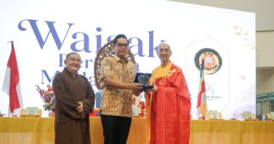 Peringati Hari Tri Suci Waisak, Wali Kota Medan Ajak Umat Buddha Pancarkan Cahaya Kebaikan Peringati Hari Tri Suci Waisak, Wali Kota Medan Ajak Umat Buddha Pancarkan Cahaya Kebaikan