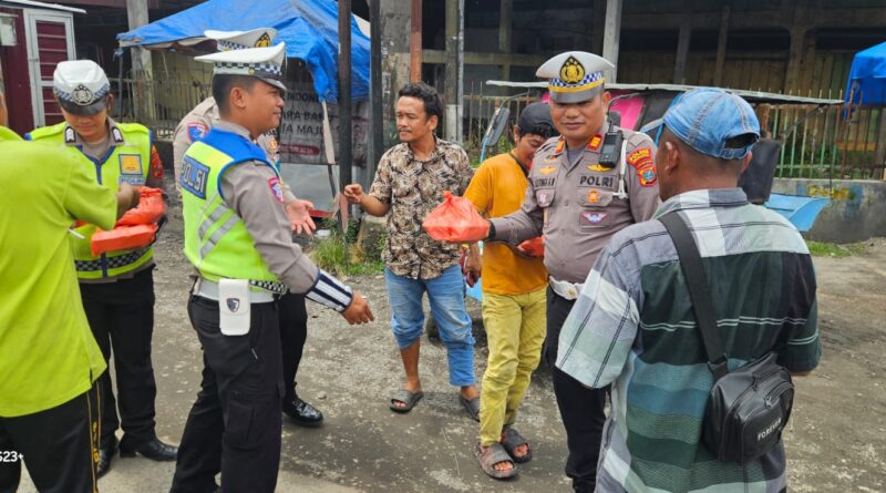 Satlantas Polres Sergai Gelar Jumat Berkah, Bagikan Bantuan dan Edukasi Tertib Lalu Lintas