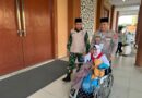 Kabid Keamanan Embarkasi Medan AKBP.H Herwansyah,Dorong Jamaah Lansia Menuju Aula Madinatul Hujjaj