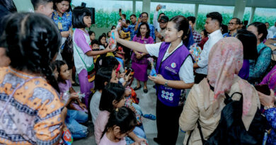 Kahiyang Ayu Pastikan Warga Tuk-Tuk Siadong Dapat Layanan Kesehatan Optimal Lewat Posyandu Kahiyang Ayu Pastikan Warga Tuk-Tuk Siadong Dapat Layanan Kesehatan Optimal Lewat Posyandu