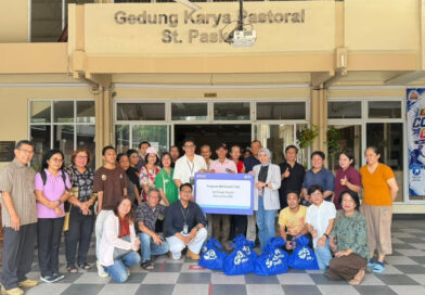 BRI Region 6 Salurkan 200 Paket Sembako Melalui Program CSR kepada Jemaat Gereja St. Paskalis