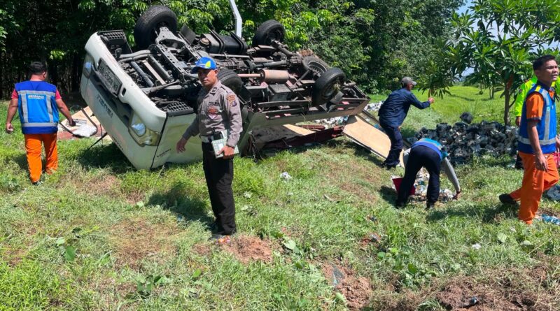 Ban Pecah, Mobil Pikap Terguling di Tol Medan–Tebing Tinggi, Tiga Orang Terluka