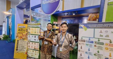 Laris Terjual Setiap Hari, Minyak Karo dan Madu Jadi Primadona Stan Disperindag ESDM Sumut di PRSU 2026 Laris Terjual Setiap Hari, Minyak Karo dan Madu Jadi Primadona Stan Disperindag ESDM Sumut di PRSU 2026