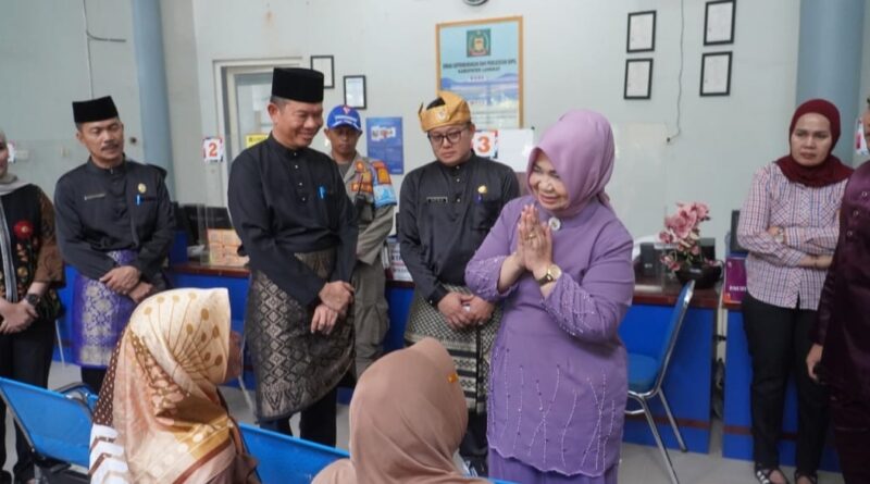 Plt. Bupati Tiorita Luncurkan Lintas Prima, Wujudkan Layanan Adminduk Cepat, Terintegrasi, dan Gratis Plt. Bupati Tiorita Luncurkan Lintas Prima, Wujudkan Layanan Adminduk Cepat, Terintegrasi, dan Gratis