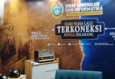 UMA Apresiasi Diskominfo Sumut Pamerkan Telepon Genggam dan Radio Jadul Buatan Jerman di PRSU