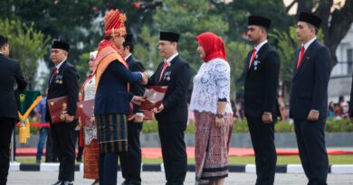 Momen HUT Ke-81 RI, Wali Kota Medan Rico Waas Serahkan Satyalancana Karya Satya dari Presiden RI kepada Kadis Kominfo Momen HUT Ke-81 RI, Wali Kota Medan Rico Waas Serahkan Satyalancana Karya Satya dari Presiden RI kepada Kadis Kominfo