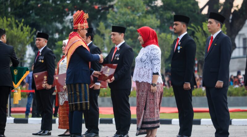 Momen HUT Ke-81 RI, Wali Kota Medan Rico Waas Serahkan Satyalancana Karya Satya dari Presiden RI kepada Kadis Kominfo Momen HUT Ke-81 RI, Wali Kota Medan Rico Waas Serahkan Satyalancana Karya Satya dari Presiden RI kepada Kadis Kominfo