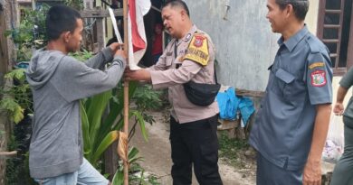 Sambut HUT RI, Bhabinkamtibmas Polsek Tanjung Balai Utara Ajak Warga Pasang Bendera Merah Putih