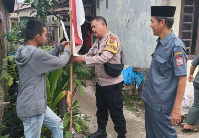 Sambut HUT RI, Bhabinkamtibmas Polsek Tanjung Balai Utara Ajak Warga Pasang Bendera Merah Putih