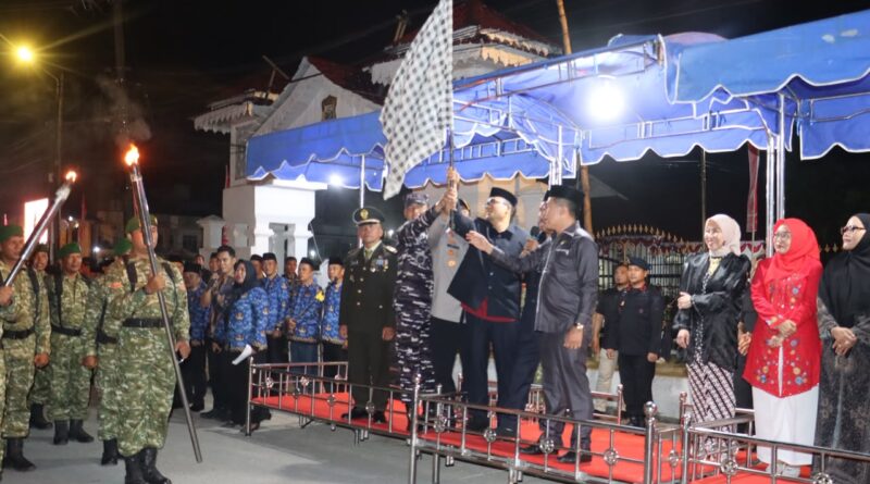 Kapolres Hadiri Pawai Obor Sambut HUT ke-81 RI Kota Tanjungbalai Kapolres Hadiri Pawai Obor Sambut HUT ke-81 RI Kota Tanjungbalai