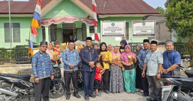 KUA Bilah Hulu Semarakkan HUT RI ke-81 dengan Berbagi Bendera dan Minyak Goreng kepada Masyarakat KUA Bilah Hulu Semarakkan HUT RI ke-81 dengan Berbagi Bendera dan Minyak Goreng kepada Masyarakat