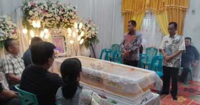 Duka Mendalam, Bupati Sergai Sampaikan Belasungkawa kepada Pdt. Sarman Situmorang Duka Mendalam, Bupati Sergai Sampaikan Belasungkawa kepada Pdt. Sarman Situmorang