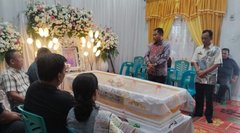 Duka Mendalam, Bupati Sergai Sampaikan Belasungkawa kepada Pdt. Sarman Situmorang Duka Mendalam, Bupati Sergai Sampaikan Belasungkawa kepada Pdt. Sarman Situmorang