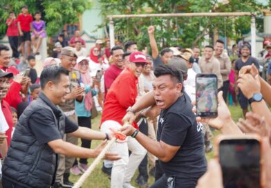 Hadir di Tengah Warga, Rico Waas Ikut LombaTarik Tambang