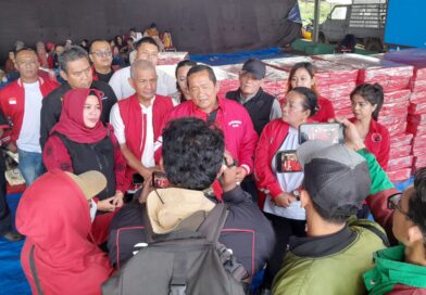 Bawa Ratusan Logistik Pengungsi Sinabung, Rapidin Simbolon Tegaskan PDI Perjuangan Hadir di Tengah Rakyat