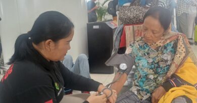 Polda Sumut Beri Layanan Kesehatan bagi Penumpang Terdampak Pembatalan Penerbangan di Kualanamu