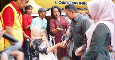 Zakiyuddin Harahap Ikut Ambilkan Makanan untuk Lansia di Jalan Lombok Zakiyuddin Harahap Ikut Ambilkan Makanan untuk Lansia di Jalan Lombok