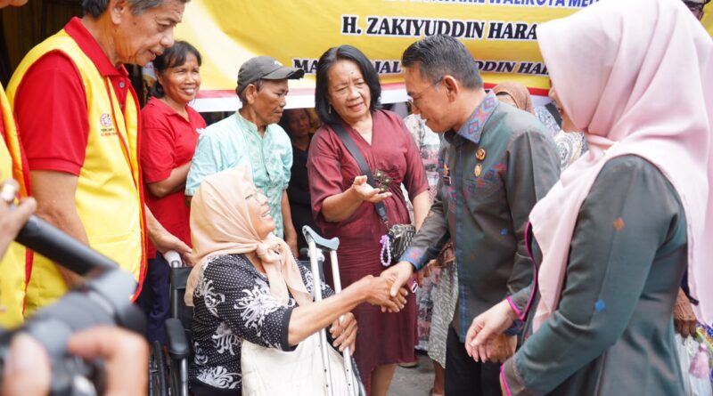 Zakiyuddin Harahap Ikut Ambilkan Makanan untuk Lansia di Jalan Lombok Zakiyuddin Harahap Ikut Ambilkan Makanan untuk Lansia di Jalan Lombok