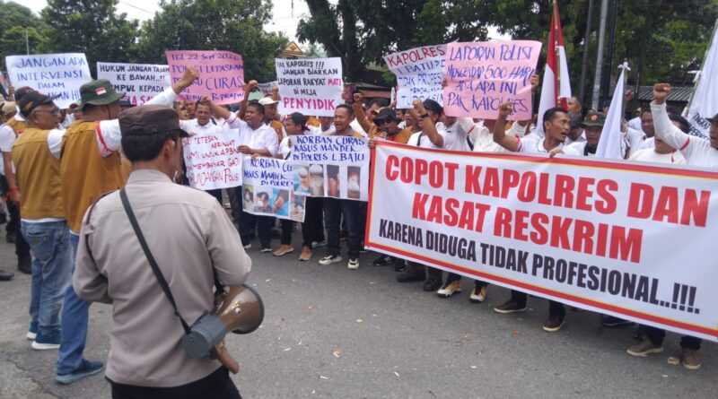Copot Kapolres! Ratusan Buruh Ledakkan Protes di Mapolres Labuhanbatu Copot Kapolres! Ratusan Buruh Ledakkan Protes di Mapolres Labuhanbatu