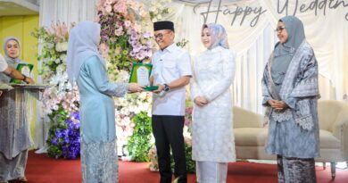 Hadiri Nikah Massal 23 Pasangan, Zakiyuddin Harahap Serahkan Buku Nikah dan Hadiah Uang Saku Bagi Pengantin