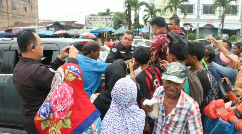 Bid Humas Polda Sumut Berbagi Kasih dengan Sopir, Pengemudi Becak Motor dan Ojol di Jumat Berkah, Bid Humas Polda Sumut Berbagi Kasih dengan Sopir, Pengemudi Becak Motor dan Ojol di Jumat Berkah,