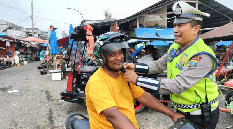 Satlantas Polres Tanjungbalai Sapa Pengendara Pagi Hari, Edukasi Tertib Lalu Lintas lewat Program “Polantas Karib” Satlantas Polres Tanjungbalai Sapa Pengendara Pagi Hari, Edukasi Tertib Lalu Lintas lewat Program “Polantas Karib”
