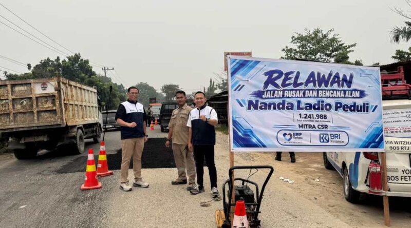 BRI Finance Gandeng Relawan Nanda Ladio Peduli untuk Perbaikan Jalan Berlubang di Pekanbaru BRI Finance Gandeng Relawan Nanda Ladio Peduli untuk Perbaikan Jalan Berlubang di Pekanbaru