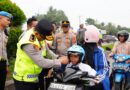 Wakapolda Sumut Turun ke Jalan, Bagikan Helm dan Ajak Warga Tertib Berlalu Lintas Wakapolda Sumut Turun ke Jalan, Bagikan Helm dan Ajak Warga Tertib Berlalu Lintas