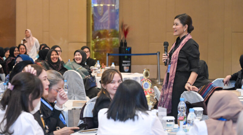 Kahiyang Ayu Serahkan Penghargaan kepada 9 Daerah Pemenang Lomba Vlog KILA Kahiyang Ayu Serahkan Penghargaan kepada 9 Daerah Pemenang Lomba Vlog KILA