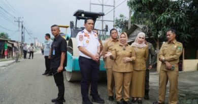 Plt Bupati Tiorita Tinjau Perbaikan Jalan Secanggang, Dorong Kelancaran Ekonomi Warga Plt Bupati Tiorita Tinjau Perbaikan Jalan Secanggang, Dorong Kelancaran Ekonomi Warga