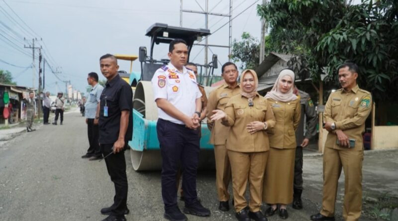 Plt Bupati Tiorita Tinjau Perbaikan Jalan Secanggang, Dorong Kelancaran Ekonomi Warga Plt Bupati Tiorita Tinjau Perbaikan Jalan Secanggang, Dorong Kelancaran Ekonomi Warga